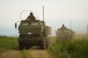 Latihan tempur lintas negara. Korps Marinir Amerika Serikat dan pasukan Jepang menguji sistem peluncur roket HIMARS di kaki Gunung Fuji guna memperkuat pertahanan maritim terhadap potensi agresi di Pasifik. Dok: (AP Photo/Hiro Komae)