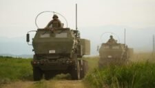 Latihan tempur lintas negara. Korps Marinir Amerika Serikat dan pasukan Jepang menguji sistem peluncur roket HIMARS di kaki Gunung Fuji guna memperkuat pertahanan maritim terhadap potensi agresi di Pasifik. Dok: (AP Photo/Hiro Komae)