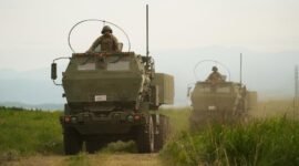 Latihan tempur lintas negara. Korps Marinir Amerika Serikat dan pasukan Jepang menguji sistem peluncur roket HIMARS di kaki Gunung Fuji guna memperkuat pertahanan maritim terhadap potensi agresi di Pasifik. Dok: (AP Photo/Hiro Komae)