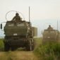 Latihan tempur lintas negara. Korps Marinir Amerika Serikat dan pasukan Jepang menguji sistem peluncur roket HIMARS di kaki Gunung Fuji guna memperkuat pertahanan maritim terhadap potensi agresi di Pasifik. Dok: (AP Photo/Hiro Komae)