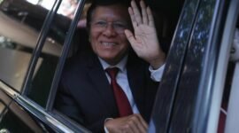 Akhir dari penahanan politik. Pemimpin oposisi Kamboja, Kem Sokha, akhirnya menghirup udara bebas setelah menerima pengampunan kerajaan. Meski demikian, pemerintah tetap melarangnya beraktivitas di dunia politik. Dok: (AP Photo/Heng Sinith, File)