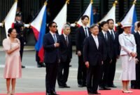 Hubungan erat Manila-Tokyo. Kaisar Naruhito menyambut Presiden Filipina Ferdinand Marcos Jr. dalam kunjungan kenegaraan empat hari di Tokyo untuk merayakan 70 tahun normalisasi hubungan bilateral. Dok: (Franck Robichon/Pool Photo via AP)