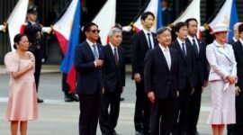 Hubungan erat Manila-Tokyo. Kaisar Naruhito menyambut Presiden Filipina Ferdinand Marcos Jr. dalam kunjungan kenegaraan empat hari di Tokyo untuk merayakan 70 tahun normalisasi hubungan bilateral. Dok: (Franck Robichon/Pool Photo via AP)