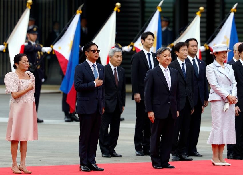 Hubungan erat Manila-Tokyo. Kaisar Naruhito menyambut Presiden Filipina Ferdinand Marcos Jr. dalam kunjungan kenegaraan empat hari di Tokyo untuk merayakan 70 tahun normalisasi hubungan bilateral. Dok: (Franck Robichon/Pool Photo via AP)