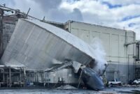 Tragedi industri di Washington. Tangki raksasa berisi zat korosif runtuh di pabrik Nippon Dynawave, menewaskan satu pekerja dan menyebabkan sembilan lainnya hilang. Dok: (City of Longview via AP)