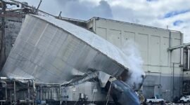 Tragedi industri di Washington. Tangki raksasa berisi zat korosif runtuh di pabrik Nippon Dynawave, menewaskan satu pekerja dan menyebabkan sembilan lainnya hilang. Dok: (City of Longview via AP)