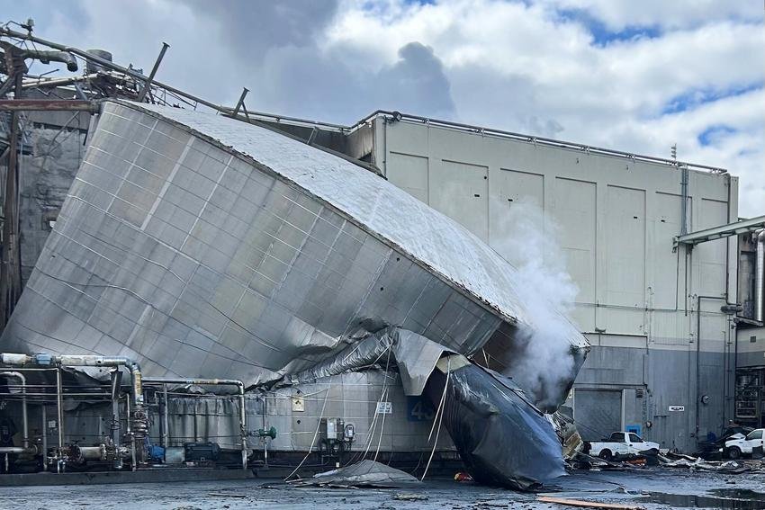 Tragedi industri di Washington. Tangki raksasa berisi zat korosif runtuh di pabrik Nippon Dynawave, menewaskan satu pekerja dan menyebabkan sembilan lainnya hilang. Dok: (City of Longview via AP)