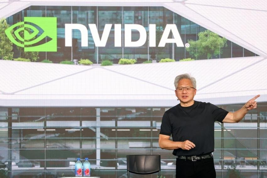 Pusaran utama revolusi kecerdasan buatan. Bos Nvidia, Jensen Huang, mengumumkan peningkatan investasi tahunan di Taiwan guna menyokong ekosistem semikonduktor global. Dok: Istimewa.