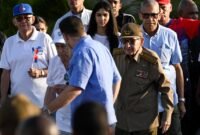 Pesan dari Havana. Mantan pemimpin Kuba Raul Castro (94) bergabung dalam pawai Hari Buruh Internasional guna menentang ancaman militer dan blokade ekonomi Amerika Serikat yang semakin mencekik. Dok: REUTERS/Norlys Perez