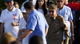 Pesan dari Havana. Mantan pemimpin Kuba Raul Castro (94) bergabung dalam pawai Hari Buruh Internasional guna menentang ancaman militer dan blokade ekonomi Amerika Serikat yang semakin mencekik. Dok: REUTERS/Norlys Perez