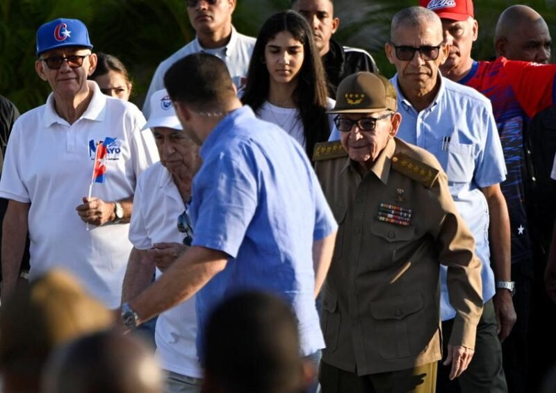 Pesan dari Havana. Mantan pemimpin Kuba Raul Castro (94) bergabung dalam pawai Hari Buruh Internasional guna menentang ancaman militer dan blokade ekonomi Amerika Serikat yang semakin mencekik. Dok: REUTERS/Norlys Perez