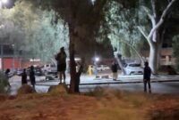 Ketegangan rasial memuncak. Kematian tragis seorang bocah suku asli Australia memicu aksi main hakim sendiri dan bentrokan berdarah antara ratusan warga dengan petugas keamanan di Alice Springs. Dok: Li Chuan, Chiu/via REUTERS.