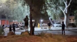 Ketegangan rasial memuncak. Kematian tragis seorang bocah suku asli Australia memicu aksi main hakim sendiri dan bentrokan berdarah antara ratusan warga dengan petugas keamanan di Alice Springs. Dok: Li Chuan, Chiu/via REUTERS.