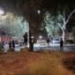 Ketegangan rasial memuncak. Kematian tragis seorang bocah suku asli Australia memicu aksi main hakim sendiri dan bentrokan berdarah antara ratusan warga dengan petugas keamanan di Alice Springs. Dok: Li Chuan, Chiu/via REUTERS.