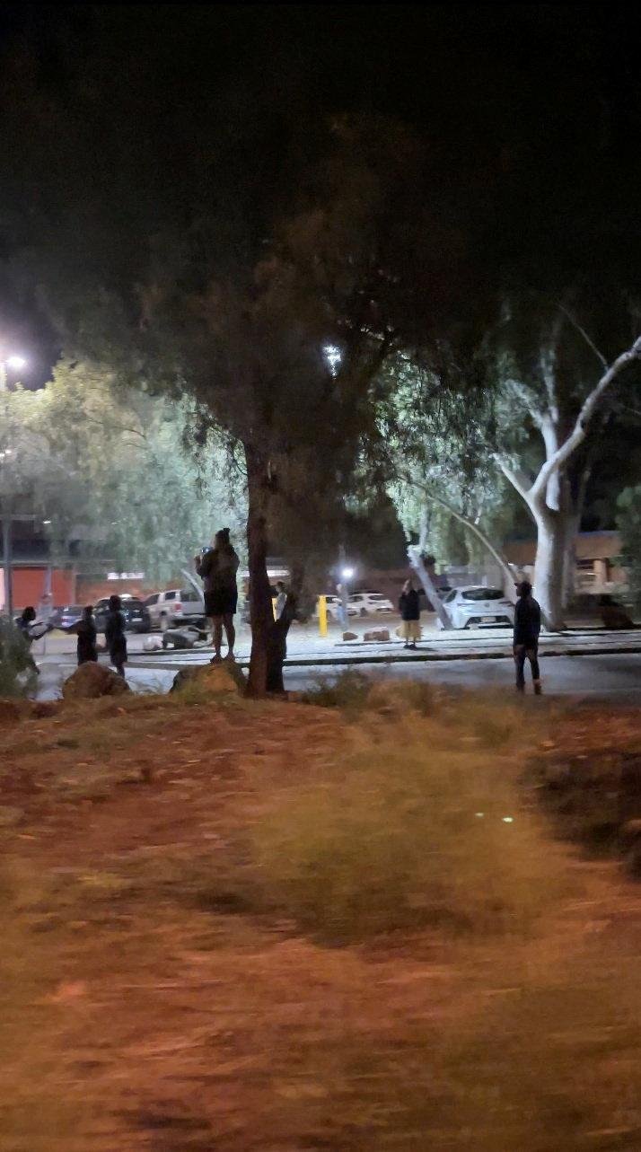 Ketegangan rasial memuncak. Kematian tragis seorang bocah suku asli Australia memicu aksi main hakim sendiri dan bentrokan berdarah antara ratusan warga dengan petugas keamanan di Alice Springs. Dok: Li Chuan, Chiu/via REUTERS.