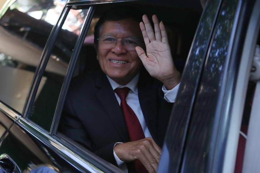 Akhir dari penahanan politik. Pemimpin oposisi Kamboja, Kem Sokha, akhirnya menghirup udara bebas setelah menerima pengampunan kerajaan. Meski demikian, pemerintah tetap melarangnya beraktivitas di dunia politik. Dok: (AP Photo/Heng Sinith, File)