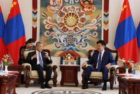 Poros baru Ulan Bator. Presiden Mongolia Ukhnaa Khurelsukh menerima kunjungan kenegaraan Menlu Tiongkok Wang Yi untuk mempererat kemitraan ekonomi dan menyelaraskan strategi pembangunan. Dok: Istimewa.