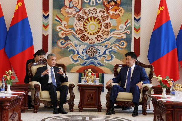 Poros baru Ulan Bator. Presiden Mongolia Ukhnaa Khurelsukh menerima kunjungan kenegaraan Menlu Tiongkok Wang Yi untuk mempererat kemitraan ekonomi dan menyelaraskan strategi pembangunan. Dok: Istimewa.