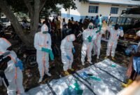 Hambatan di tengah krisis kesehatan. Warga di kamp pengungsian Kpangba mengusir petugas medis yang berupaya melacak kontak erat korban meninggal akibat Ebola. Dok: Istimewa.