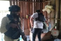Petugas Satgas Operasi Damai Cartenz dan Polres Yahukimo mengamankan lokasi penindakan terhadap DPO KKB di Distrik Dekai, Papua Pegunungan. (Posnews/Ist)
