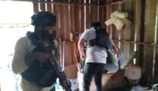 Petugas Satgas Operasi Damai Cartenz dan Polres Yahukimo mengamankan lokasi penindakan terhadap DPO KKB di Distrik Dekai, Papua Pegunungan. (Posnews/Ist)