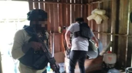 Petugas Satgas Operasi Damai Cartenz dan Polres Yahukimo mengamankan lokasi penindakan terhadap DPO KKB di Distrik Dekai, Papua Pegunungan. (Posnews/Ist)