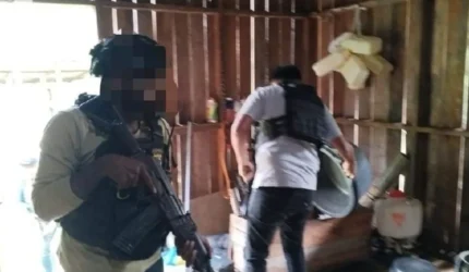 Petugas Satgas Operasi Damai Cartenz dan Polres Yahukimo mengamankan lokasi penindakan terhadap DPO KKB di Distrik Dekai, Papua Pegunungan.