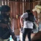 Petugas Satgas Operasi Damai Cartenz dan Polres Yahukimo mengamankan lokasi penindakan terhadap DPO KKB di Distrik Dekai, Papua Pegunungan. (Posnews/Ist)