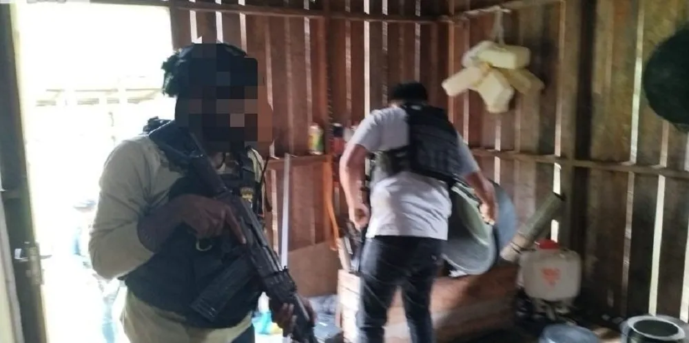 Petugas Satgas Operasi Damai Cartenz dan Polres Yahukimo mengamankan lokasi penindakan terhadap DPO KKB di Distrik Dekai, Papua Pegunungan. (Posnews/Ist)