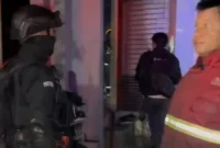 Kebakaran yang diduga dipicu korsleting listrik melanda dua rumah di Pamulang, Tangerang Selatan, Jumat dini hari. Enam penghuni mengalami luka bakar dan mendapat penanganan medis. (Posnews/Ist)