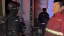 Kebakaran yang diduga dipicu korsleting listrik melanda dua rumah di Pamulang, Tangerang Selatan, Jumat dini hari. Enam penghuni mengalami luka bakar dan mendapat penanganan medis. (Posnews/Ist)