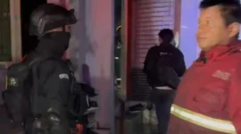 Kebakaran yang diduga dipicu korsleting listrik melanda dua rumah di Pamulang, Tangerang Selatan, Jumat dini hari. Enam penghuni mengalami luka bakar dan mendapat penanganan medis. (Posnews/Ist)