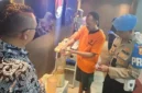 Petugas Dittipidnarkoba Bareskrim Polri memusnahkan 389,5 butir ekstasi barang bukti kasus narkoba yang melibatkan tersangka Muhammad Azmi di Mabes Polri, Jakarta, Jumat 12 Juni 2026. (Posnews/Ist)
