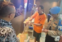 Petugas Dittipidnarkoba Bareskrim Polri memusnahkan 389,5 butir ekstasi barang bukti kasus narkoba yang melibatkan tersangka Muhammad Azmi di Mabes Polri, Jakarta, Jumat 12 Juni 2026. (Posnews/Ist)