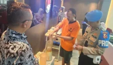 Petugas Dittipidnarkoba Bareskrim Polri memusnahkan 389,5 butir ekstasi barang bukti kasus narkoba yang melibatkan tersangka Muhammad Azmi di Mabes Polri, Jakarta, Jumat 12 Juni 2026. (Posnews/Ist)