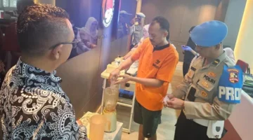 Petugas Dittipidnarkoba Bareskrim Polri memusnahkan 389,5 butir ekstasi barang bukti kasus narkoba yang melibatkan tersangka Muhammad Azmi di Mabes Polri, Jakarta, Jumat 12 Juni 2026. (Posnews/Ist)
