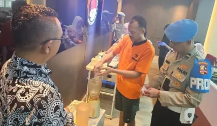 Petugas Dittipidnarkoba Bareskrim Polri memusnahkan 389,5 butir ekstasi barang bukti kasus narkoba yang melibatkan tersangka Muhammad Azmi di Mabes Polri, Jakarta, Jumat 12 Juni 2026.