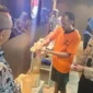 Petugas Dittipidnarkoba Bareskrim Polri memusnahkan 389,5 butir ekstasi barang bukti kasus narkoba yang melibatkan tersangka Muhammad Azmi di Mabes Polri, Jakarta, Jumat 12 Juni 2026. (Posnews/Ist)
