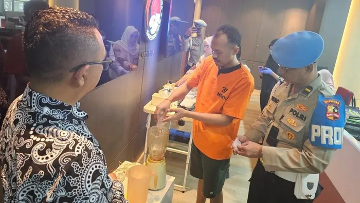 Petugas Dittipidnarkoba Bareskrim Polri memusnahkan 389,5 butir ekstasi barang bukti kasus narkoba yang melibatkan tersangka Muhammad Azmi di Mabes Polri, Jakarta, Jumat 12 Juni 2026. (Posnews/Ist)
