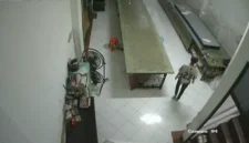 Rekaman CCTV Polisi Ungkap Pencurian Kain di Tambora, Pelaku Karyawan Sendiri. (Posnews/Ist)