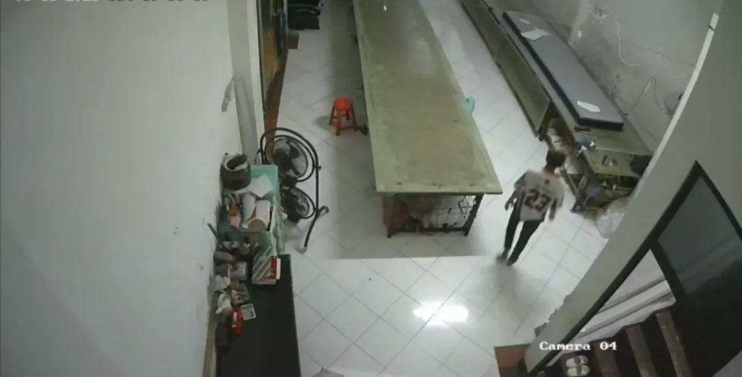 Rekaman CCTV Polisi Ungkap Pencurian Kain di Tambora, Pelaku Karyawan Sendiri. (Posnews/Ist)