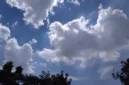 Awan tebal menyelimuti kawasan Jakarta menjelang hujan ringan berdasarkan prakiraan cuaca BMKG untuk wilayah Jabodetabek pada Senin (1/6/2026). (Posnews/Ist)