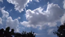 Awan tebal menyelimuti kawasan Jakarta menjelang hujan ringan berdasarkan prakiraan cuaca BMKG untuk wilayah Jabodetabek pada Senin (1/6/2026). (Posnews/Ist)