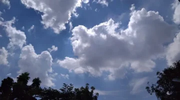 Awan tebal menyelimuti kawasan Jakarta menjelang hujan ringan berdasarkan prakiraan cuaca BMKG untuk wilayah Jabodetabek pada Senin (1/6/2026). (Posnews/Ist)