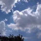Awan tebal menyelimuti kawasan Jakarta menjelang hujan ringan berdasarkan prakiraan cuaca BMKG untuk wilayah Jabodetabek pada Senin (1/6/2026). (Posnews/Ist)