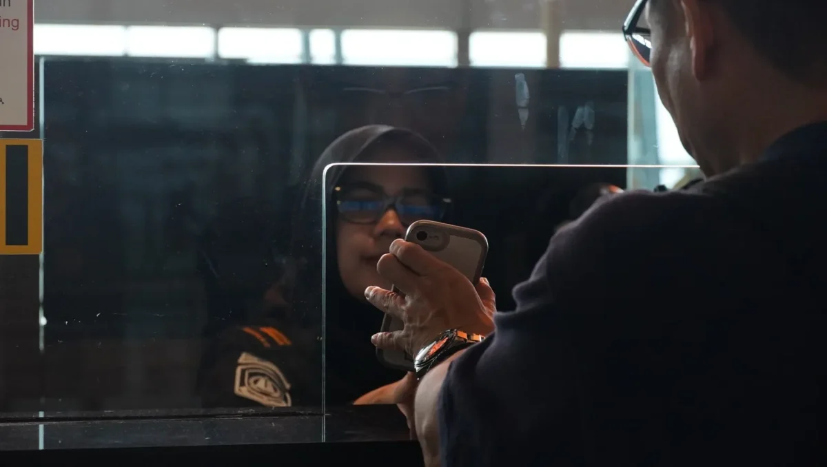 Petugas Imigrasi Soekarno-Hatta memeriksa tiga WNI yang diduga akan bekerja secara nonprosedural di Kamboja sebelum keberangkatan di Bandara Internasional Soekarno-Hatta. (Posnewa/MO)
