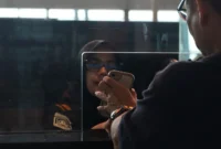 Petugas Imigrasi Soekarno-Hatta memeriksa tiga WNI yang diduga akan bekerja secara nonprosedural di Kamboja sebelum keberangkatan di Bandara Internasional Soekarno-Hatta. (Posnewa/MO)
