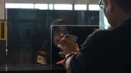 Petugas Imigrasi Soekarno-Hatta memeriksa tiga WNI yang diduga akan bekerja secara nonprosedural di Kamboja sebelum keberangkatan di Bandara Internasional Soekarno-Hatta. (Posnewa/MO)

