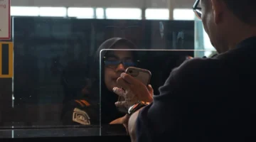 Petugas Imigrasi Soekarno-Hatta memeriksa tiga WNI yang diduga akan bekerja secara nonprosedural di Kamboja sebelum keberangkatan di Bandara Internasional Soekarno-Hatta. (Posnewa/MO)
