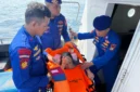 Personel Ditpolairud Polda Metro Jaya mengevakuasi seorang lansia sakit dari Pulau Payung menuju Puskesmas Pulau Tidung menggunakan kapal patroli di wilayah Kepulauan Seribu. (Posnews/Ist)
